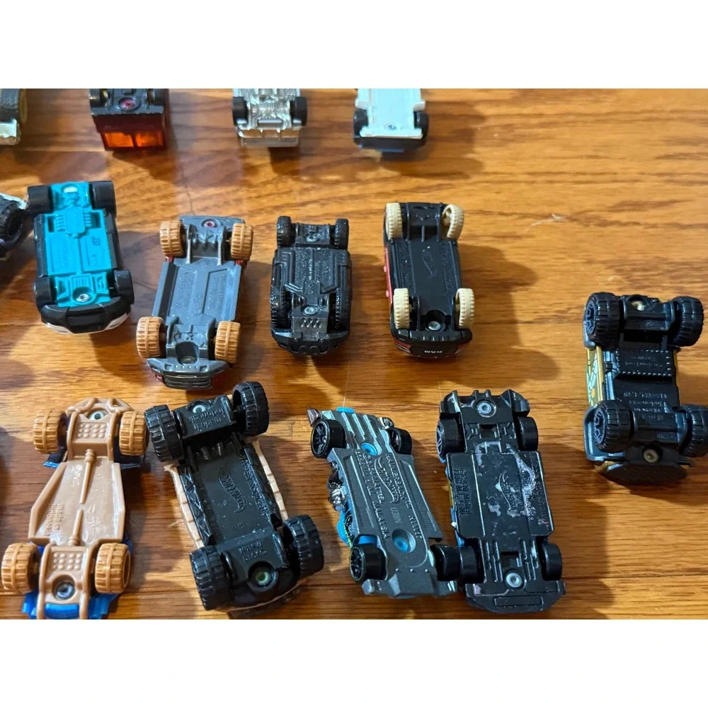 Lot of Vintage DieCast Card Including 22 Hotweels, Excellent Condition
